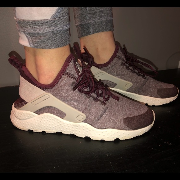 Nike Huaraches - Picture 2 of 4